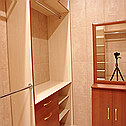 Классическая гардеробная - фото гардеробной комнаты. Комплекс из зеркала, стеллажей, полок и выдвижных ящиков изготовленых на заказ.