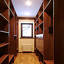Классический вариант - фото гардеробной комнаты. Комплекс шкафов и стеллажей изготовленых на заказ.