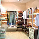 Алюминиевая система - фото гардеробной комнаты. Комплекс раздвижных дверей и алюминиевых стеллажей и полок изготовленых на заказ.